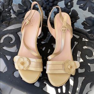 NWOT Taryn by Taryn Rose Beige Flower Wedges